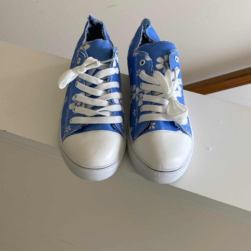 Adorable sneakers 👟
